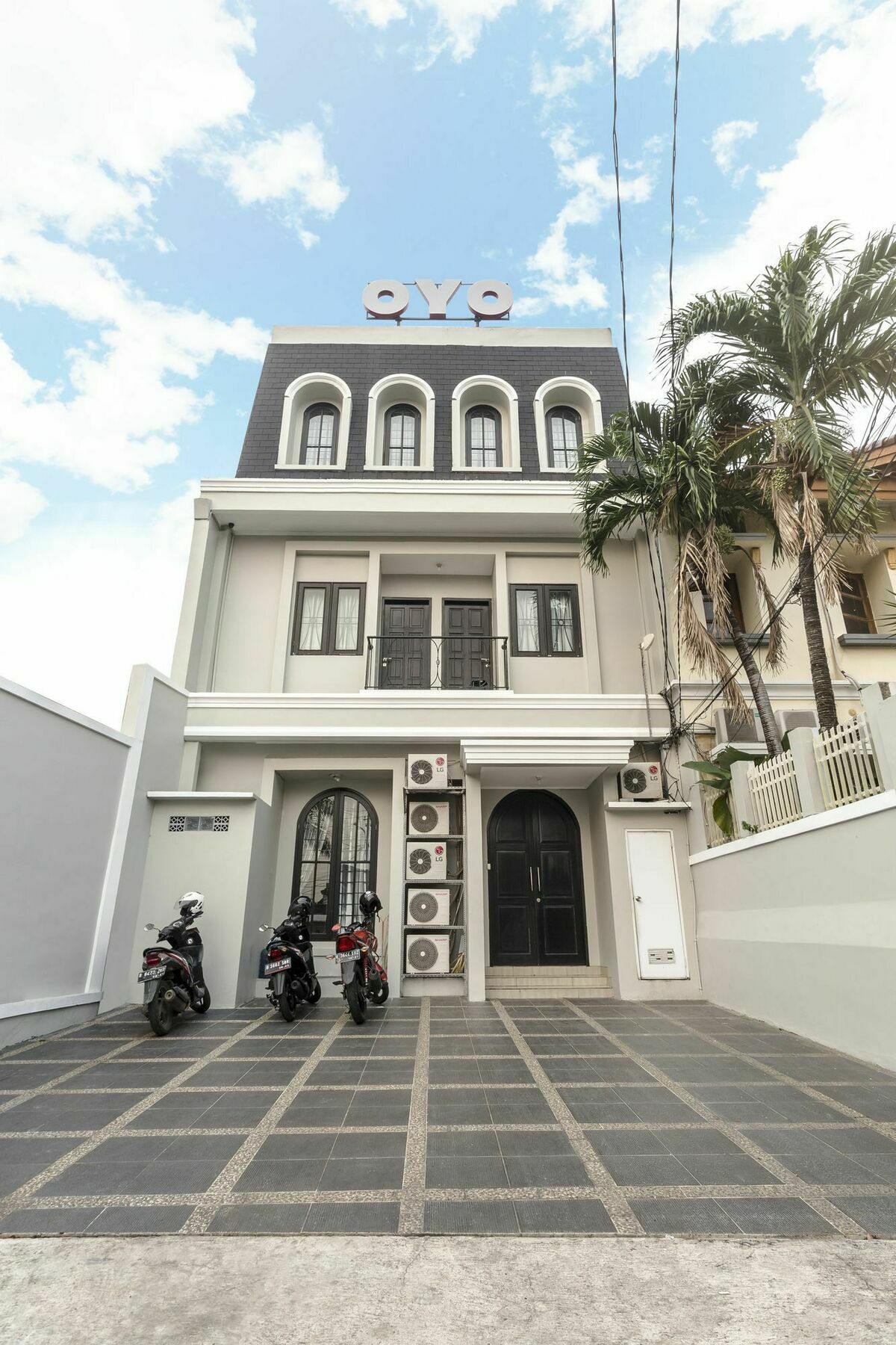 Oyo 105 La Maison D Ilona Hotel Jakarta Exterior photo